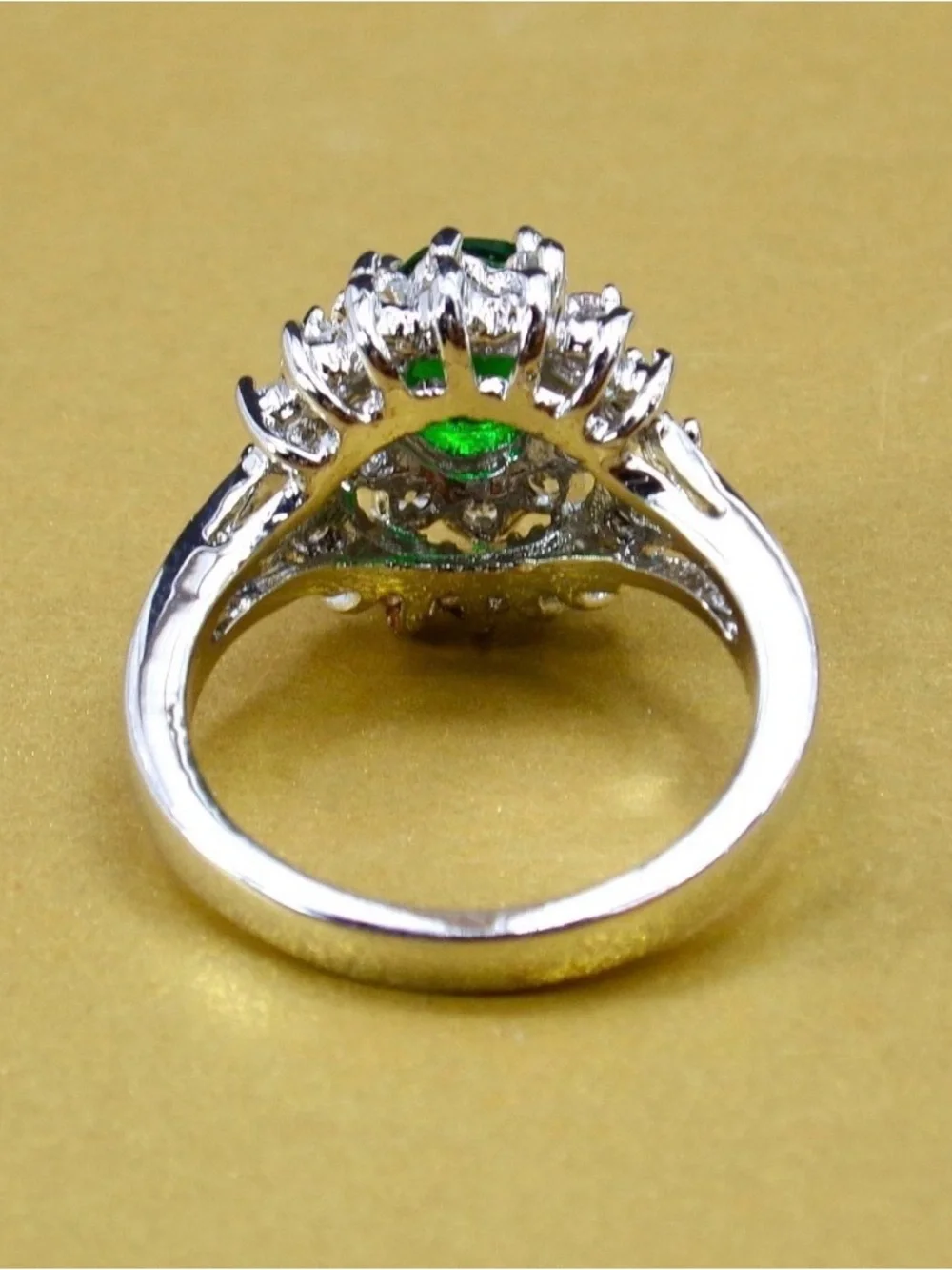 Green oval cubic zirconia stone ring w/ clear stones in a raised setting SZ 6.5